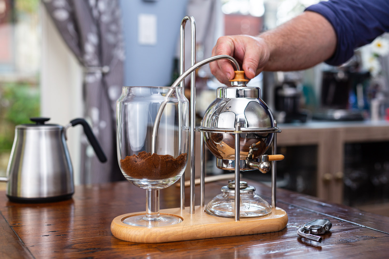How To Brew Coffee Using a Vacuum Coffee Pot 